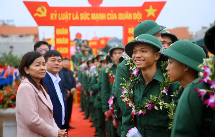 Nũ cười rạng rỡ nở trên môi các chàng lính trẻ, thể hiện rõ sự tự tin, quyết tâm của những người con ưu tú của Quảng Ninh khi lên đường thực hiện trách nhiệm, nghĩa vụ thiêng liêng, góp sức trẻ vào công cuộc xây dựng và bảo vệ Tổ quốc.