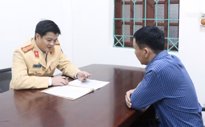 Tài xế Sơn (góc phải) làm việc với cảnh sát giao thông. Ảnh: Công an cung cấp