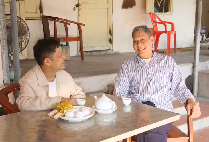 Những giây phút trò chuyện thư giãn sau những giờ chạy thận mệt mỏi.