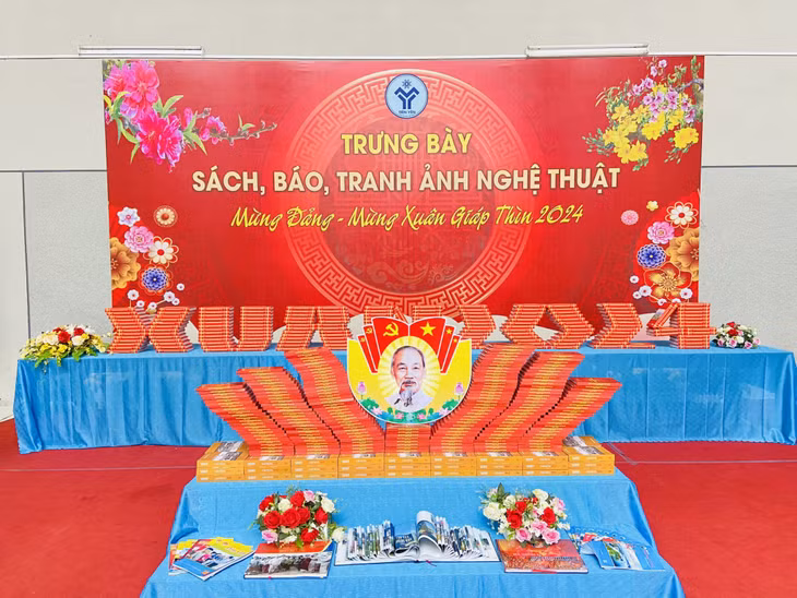 Khu vực trưng bày sách báo, tranh ảnh nghệ thuật mừng Đảng, mừng Xuân Giáp Thìn 2024 tại Trung tâm Văn hóa thể thao các dân tộc vùng Đông Bắc huyện Tiên Yên.