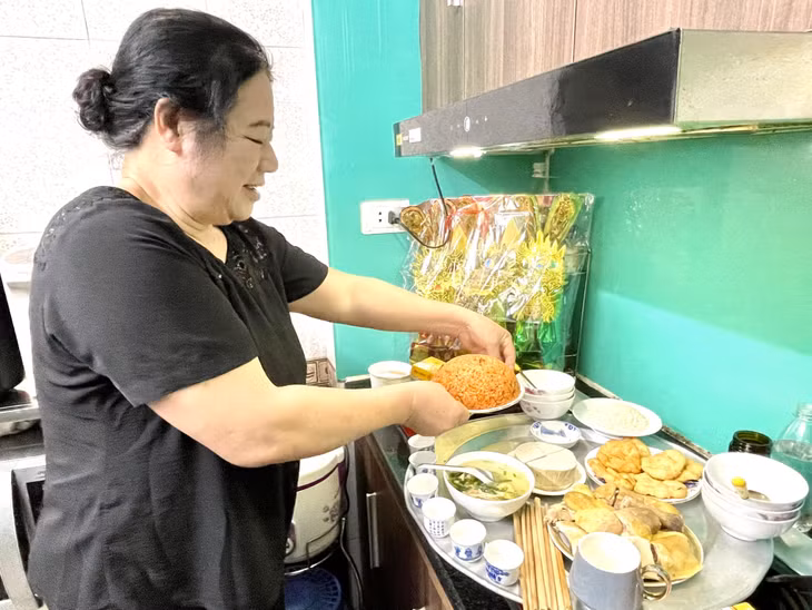 Bà Phùng Thị Đào (tổ 84, khu 5, phường Bạch Đằng, TP Hạ Long) thức dậy từ sáng sớm để chuẩn bị mâm cỗ cúng ông Công, ông Táo trong ngày 23 tháng Chạp.