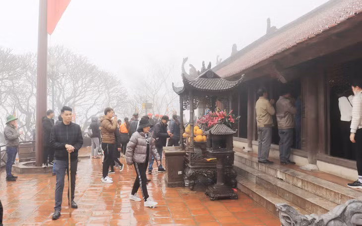 Du khách lễ Phật tại chùa Hoa Yên.
