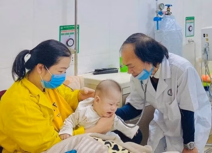 Bác sĩ Dũng kiểm tra sức khoẻ cho trẻ nhi.
