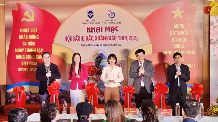 Các đại biểu cắt băng khai mạc Hội sách, báo Xuân Giáp Thìn 2024.