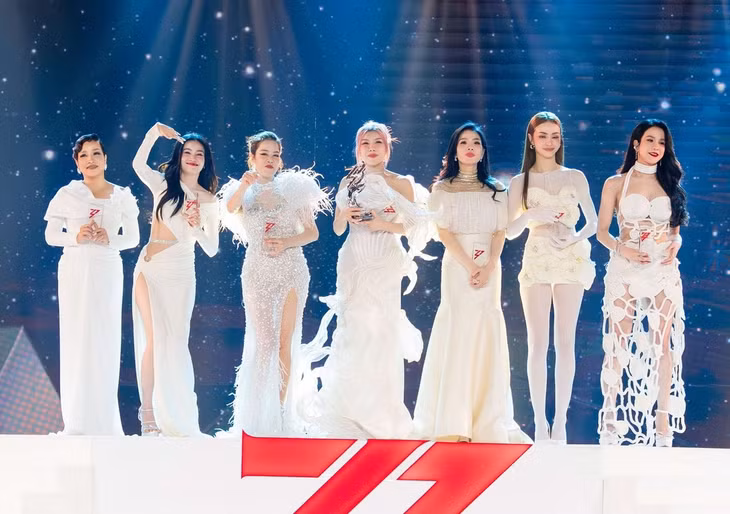 7 chị đẹp thành đoàn show Đạp gió bản Việt, Trang Pháp là trưởng nhóm. Ảnh: NSX.