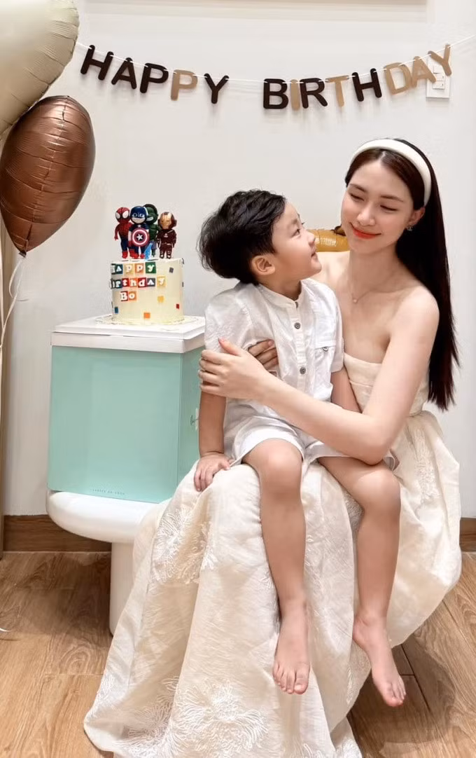Tuy nhiên, công việc của Hòa Minzy sau đó chững lại, nhất là sau công khai chia tay mối tình gắn bó 5 năm, quyết định làm mẹ đơn thân. Cô nhận giai đoạn này nhiều thử thách, phải vượt qua áp lực dư luận, bị soi xét chuyện đời tư trong quá khứ, thậm chí nhận không ít bình luận tiêu cực. Ca sĩ nói: "Mỗi sự việc diễn ra trong cuộc đời đến nay, dù tốt đẹp hay tiêu cực, tôi chưa bao giờ đổ lỗi cho một ai. Bản thân góp phần tạo ra các biến cố, trước hết tôi phải là người gánh chịu".Hòa Minzy tại tiệc sinh nhật con trai lên bốn, hồi tháng 10/2023. Ca sĩ nói hiện hạnh phúc với cuộc sống riêng tư, xem bé Bo là động lực tinh thần để nỗ lực trong cuộc sống. Sau chạy show, cô thường dành vài tuần nghỉ ngơi, đưa con trai du lịch.