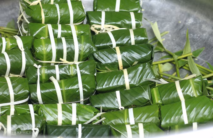 Lót cuống, lá thừa dưới đáy nồi. Ảnh: Bùi Thủy