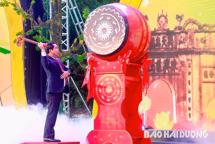 Đồng chí Trần Đức Thắng, Ủy viên Trung ương Đảng, Bí thư Tỉnh ủy Hải Dương khởi trống khai hội mùa xuân Côn Sơn - Kiếp Bạc năm 2024