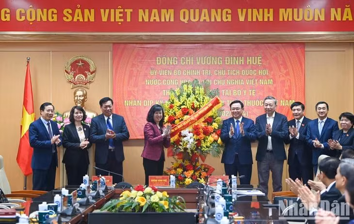 Chủ tịch Quốc hội Vương Đình Huệ tặng hoa chúc mừng ngành y tế nhân kỷ niệm 69 năm Ngày Thầy thuốc Việt Nam.