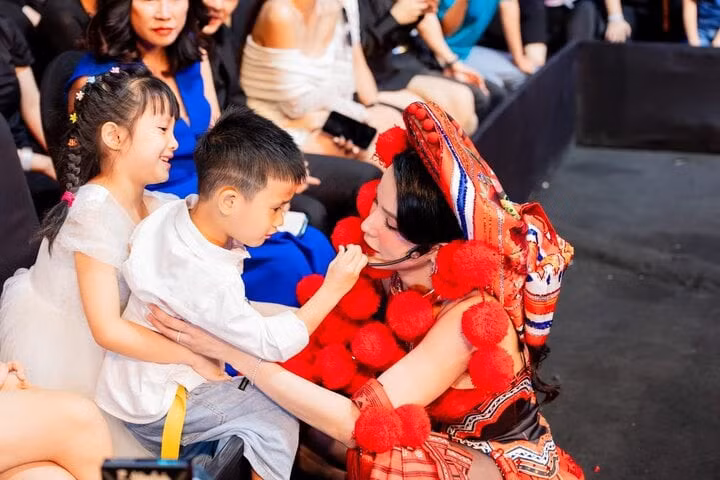 Hai con đến cổ vũ Diệp Lâm Anh tại "Chị đẹp đạp gió rẽ sóng".