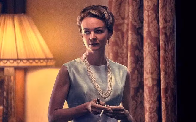 Carey Mulligan thủ vai Felicia Montealegre, phu nhân của nhà soạn nhạc vĩ đại Leonard Bernstein trong tác phẩm “Maestro." Bỏ qua những lời đồn thổi không hay về cuộc sống hôn nhân hay giới tính của người chồng, bà vẫn tin tưởng và ở bên ông cho đến những ngày cuối đời.