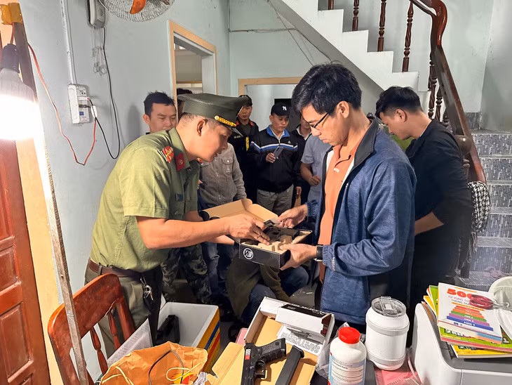 Công an phát hiện tại nhà ở của Đạt nhiều loại súng - Ảnh: T.S