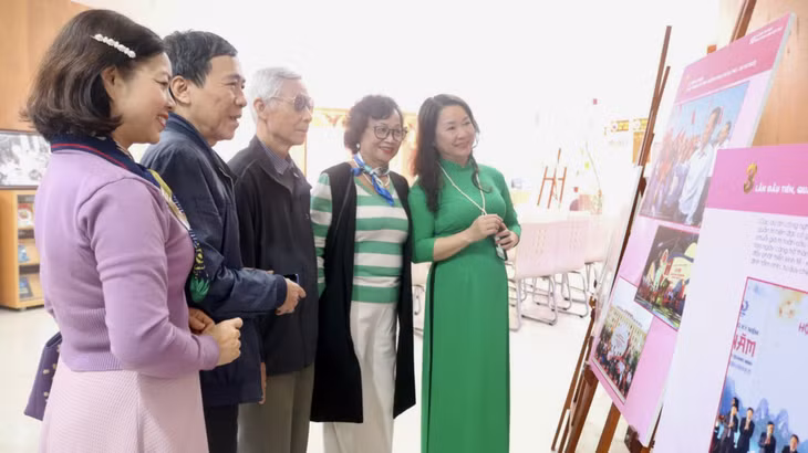 Các đại biểu tham quan khu vực trưng bày những thành tựu tiêu biểu của tỉnh Quảng Ninh trong năm 2023