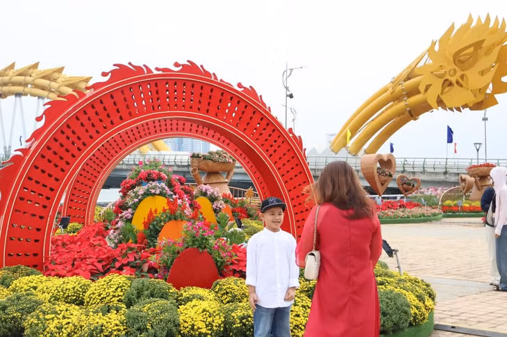 Biết tin đường hoa Tết chính thức mở cửa, nhiều người dân và du khách tại Đà Nẵng đã tranh thủ đến tham quan, chụp hình Tết.