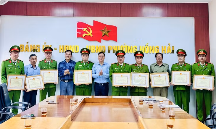 Trao Giấy khen của UBND TP cho các cá nhân có có thành tích xuất sắc trong việc truy bắt đối tượng có hành vi phá hoại tài sản xảy ra ngày 17/02/2024 tại phường Hồng Hải.