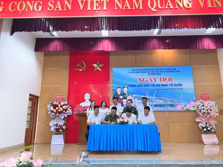 Đại diện các tổ chức, đoàn thể xã Sông Khoai ký giao ước thi đua trong thực hiện phong trào Toàn dân bảo vệ an ninh Tổ quốc năm 2024. Ảnh: Trung tâm TT-VH Quảng Yên