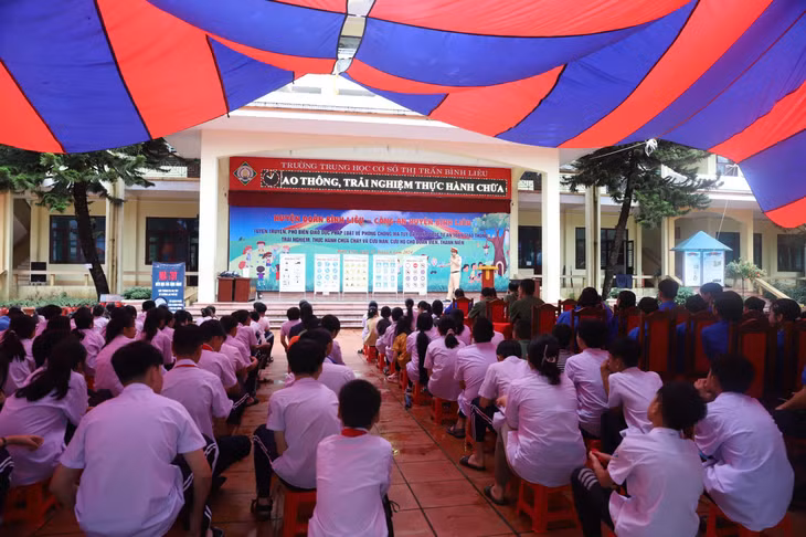 Trường THCS Thị trấn Bình Liêu phối hợp cùng Công an huyện, Huyện Đoàn Bình Liêu tổ chức chương trình tuyên truyền, phổ biến giáo dục pháp luật cho học sinh. Ảnh: La Lành (CTV)