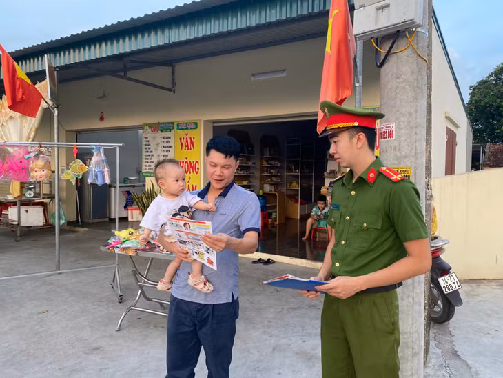 Lực lượng công an xã Việt Dân (TX Đông Triều) phát tờ rơi truyên truyền cho người dân trên địa bàn. Ảnh đơn vị cung cấp.