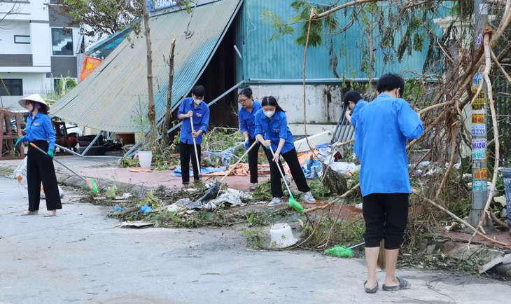 Đoàn viên, thanh niên phường Cao Xanh chung tay dọn dẹp môi trường sau bão.
