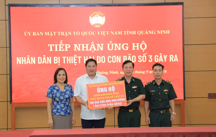 Ủy ban MTTQ Việt Nam tỉnh Quảng Ninh tiếp nhận ủng hộ của Bộ Chỉ huy BĐBP tỉnh.