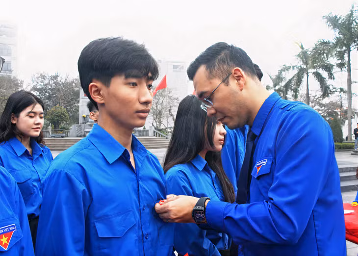 Lãnh đạo Tỉnh Đoàn trao huy hiệu đoàn cho ĐVTN trên địa bàn TP Hạ Long nhân kỷ niệm 93 năm Ngày thành lập Đoàn TNCS Hồ Chí Minh.