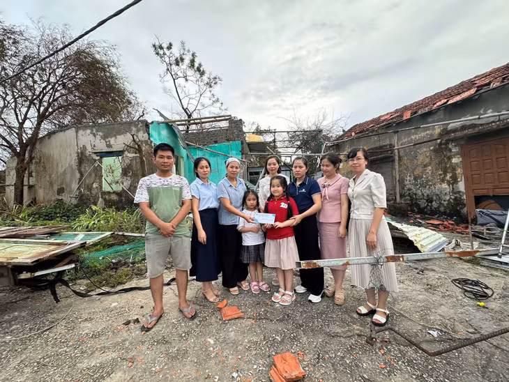 Ban Giám hiệu Trường TH-THCS-THPT Văn Lang (TP Hạ Long) chia sẻ, động viên những gia đình học sinh chịu ảnh hưởng nặng nề từ bão Yagi