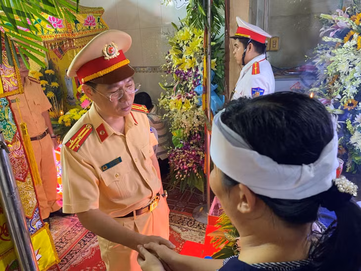 Lãnh đạo cùng đồng đội chia buồn cùng với gia đình Thiếu tá Hào.