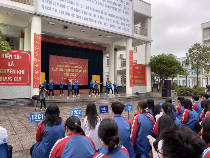Chương trình tuyên truyền về luật giao thông đường bộ tại Trường THPT Chuyên Hạ Long.