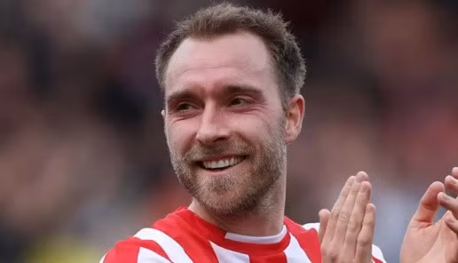 8. Christian Eriksen (Brentford). Sau khi hủy hợp đồng với Inter, tiền vệ người Đan Mạch chuyển đến Brentford vào tháng 1 và lập tức để lại dấu ấn với 4 pha kiến tạo và ghi 1 bàn sau 12 trận. Nhờ đó anh đã lọt vào mắt xanh Man Utd.