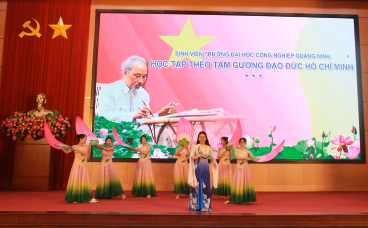 Phần thi "Nhà hùng biện tài ba" của đội thi trường Đại học Công nghiệp Quảng Ninh.