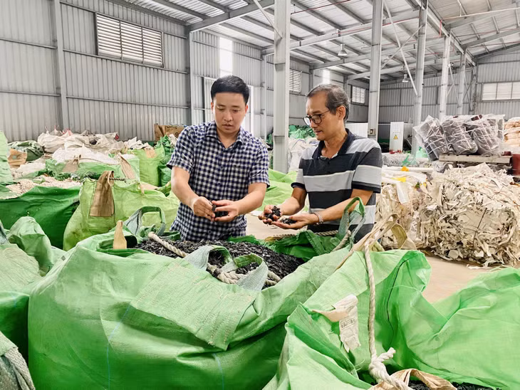 Lãnh đạo Chi cục Bảo vệ môi trường (Sở TN&amp;MT) kiểm tra việc xử lý phao xốp tại Công ty CP Xuất nhập khẩu Cao Thành Vinh (CCN Hà Khánh, TP Hạ Long).