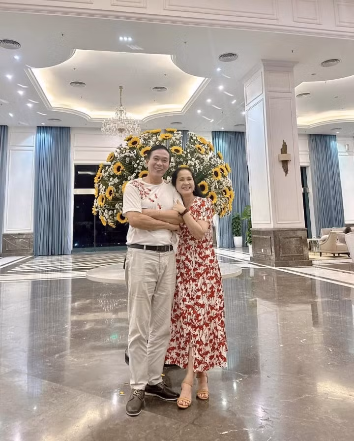 Không chỉ hâm mộ tài năng, cách xử thế của NSND Lan Hương, công chúng còn đặc biệt ngưỡng mộ hạnh phúc gia đình viên mãn của chị. Mối tình của NSND Lan Hương và NSƯT Đỗ Kỷ.