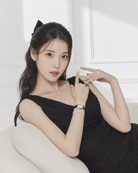 IU thành công trong cả lĩnh vực phim ảnh và âm nhạc.
