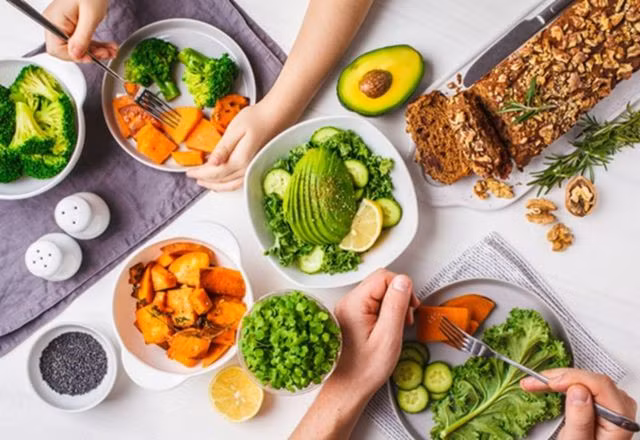 Ăn chay là một chế độ ăn kiêng không tiêu thụ thịt và các sản phẩm từ động vật.