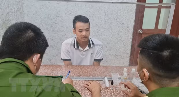 Bat giu ke tang tru dung dich chua ma tuy dung cho thuoc la dien tu hinh anh 1