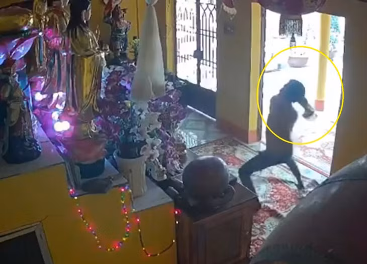 L vào chùa la hét đập phá.