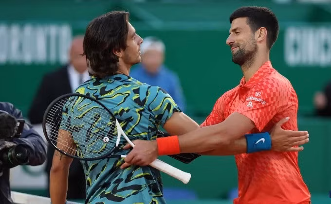 Djokovic (phải) chúc mừng Musetti sau trận đấu hôm 13/4. Ảnh: Sky.