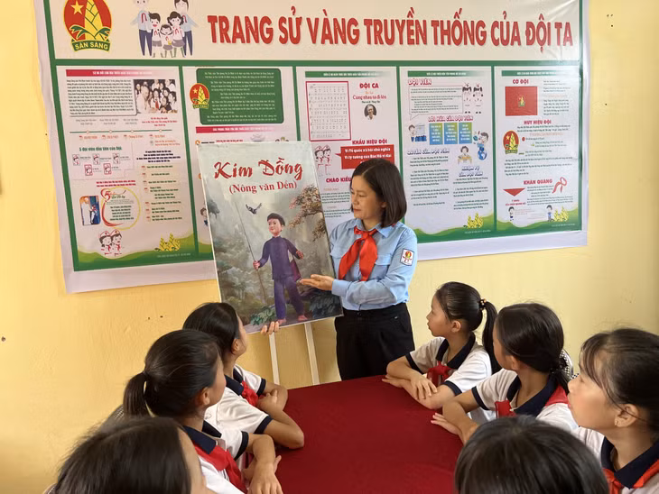 Một giờ học về truyền thống Đội của học sinh lớp 8A5, Trường Tiểu học Đông Ngũ 2 (huyện Tiên Yên).