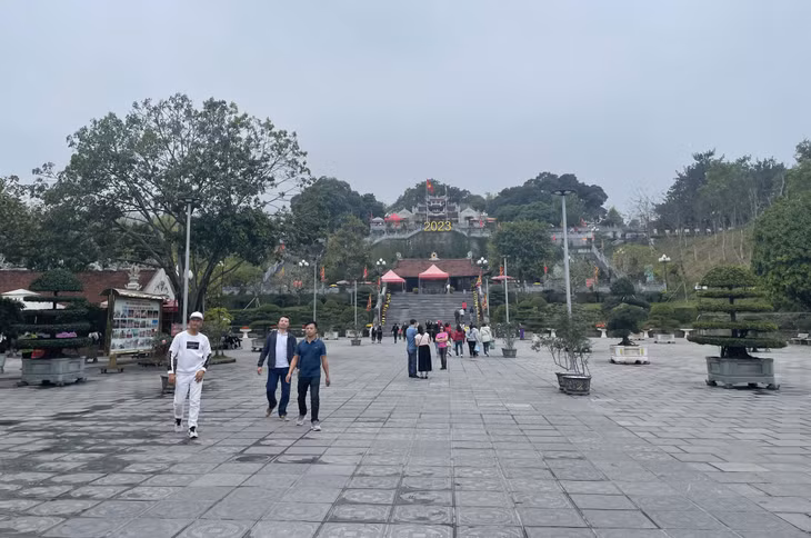 Đền Cửa Ông là một trong những điểm đến hấp dẫn du khách.