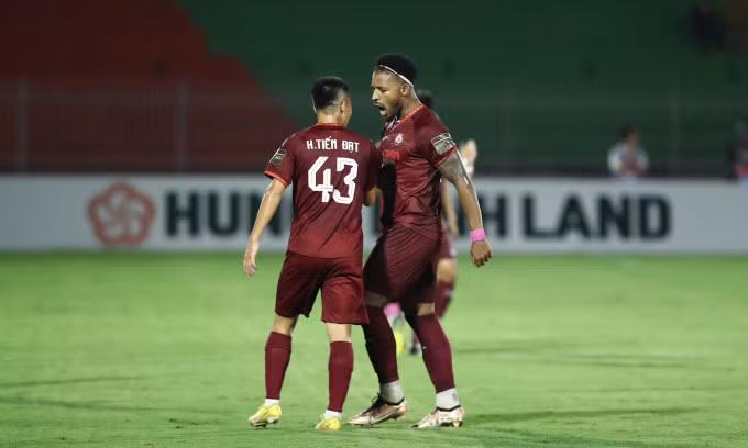 Rafaelson (phải) mừng bàn với Huỳnh Tiến Đạt, khi Bình Định thắng Hà Nội 2-1 trên sân Quy Nhơn. Ảnh: Dũng Nguyễn