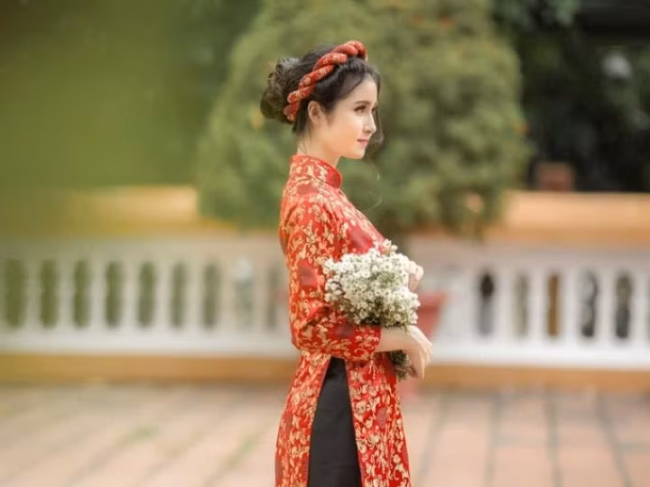 Tóc bới đội mấn phù hợp với áo dài, cũng như giữ được nét truyền thống của trang phục này.