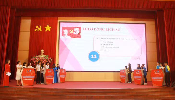 Các đội thi tham gia phần thi "Theo dòng lịch sử".