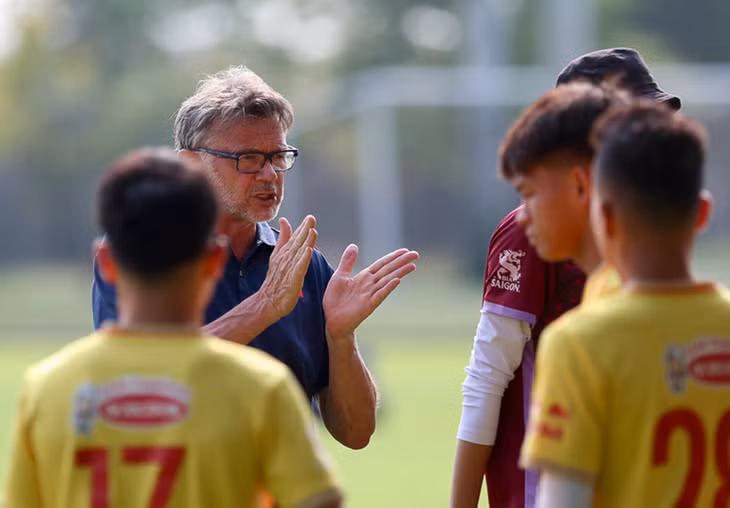 HLV Philippe Troussier phải nói lời chia tay với 4 cầu thủ