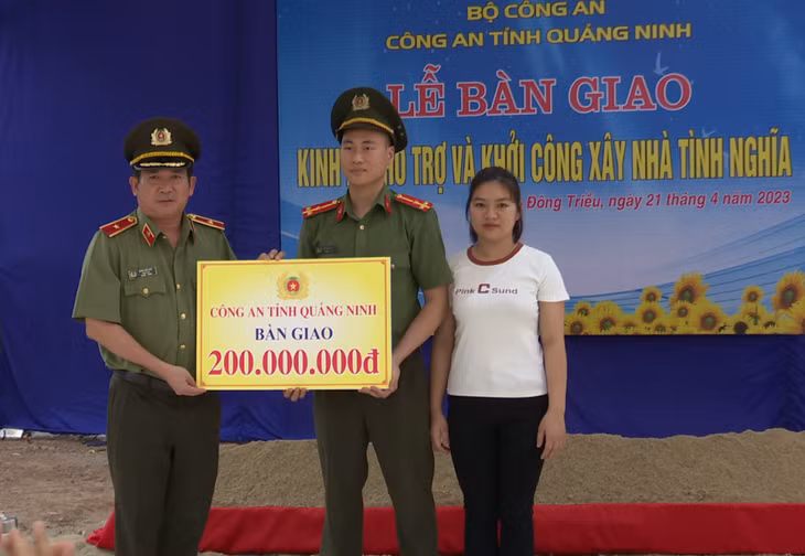Lãnh đạo Công an tỉnh trao kinh phí hỗ trợ xây dựng nhà cho gia đình Thượng úy Đỗ Minh Hoàng.
