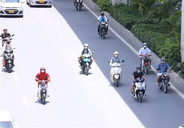 Khu vuc Bac Bo va Thu do Ha Noi co mua vai noi, trua chieu nang hinh anh 1