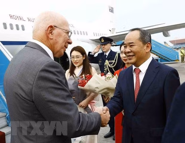 Chủ nhiệm Văn phòng Chủ tịch nước Lê Khánh Hải đón Toàn quyền Australia David Hurley tại Sân bay quốc tế Nội Bài. (Ảnh: An Đăng/TTXVN)