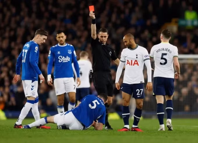 Lucas Moura nhận thẻ đỏ sau pha vào bóng cuối trận với Keane. Ảnh: Reuters