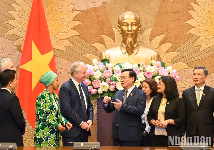 Chủ tịch Quốc hội Vương Đình Huệ trao đổi với các thành viên Đoàn thượng nghị sĩ Hoa Kỳ tại cuộc tiếp. (Ảnh: Duy Linh)