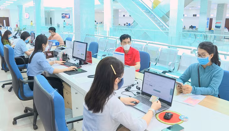 Cán bộ Trung tâm Phục vụ hành chính công tỉnh giải quyết TTHC cho người dân, doanh nghiệp trên hệ thống một cửa điện tử và Cổng dịch vụ công của tỉnh.