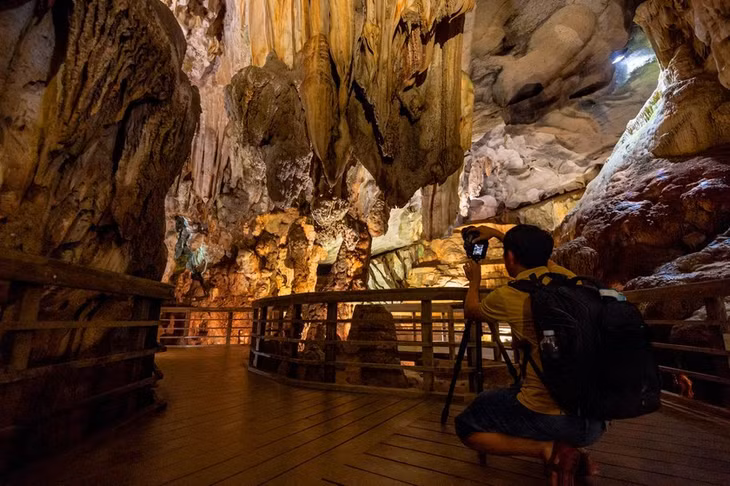 Đang mải mê sáng tác những khung hình đẹp trong lòng hang Tiên, nhiếp ảnh gia Danh Phạm (TP. Hồ Chí Minh) có lần đầu đến với hang động tại Quảng Bình và chia sẻ rằng: “Bước vào đây khiến tôi cảm giác mình thật nhỏ bé trước sự kỳ vĩ của tạo hóa thiên nhiên. Đây quả thật là một nơi mà bất kể nhiếp ảnh gia cũng nên đến để tìm kiếm được những bức ảnh độc đáo”.